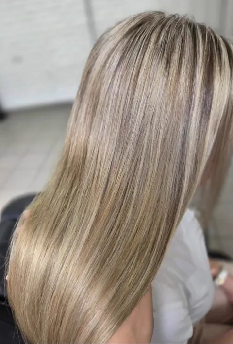Lange blonde Balayage mit weichen Strähnen, glänzend und glatt gefönt