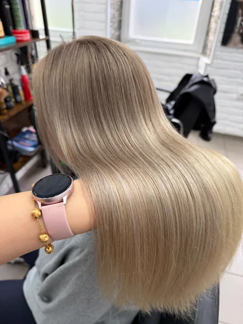 Champagnerblondes Haar mit spiegelndem Glossing-Glanz, glatt gefönt