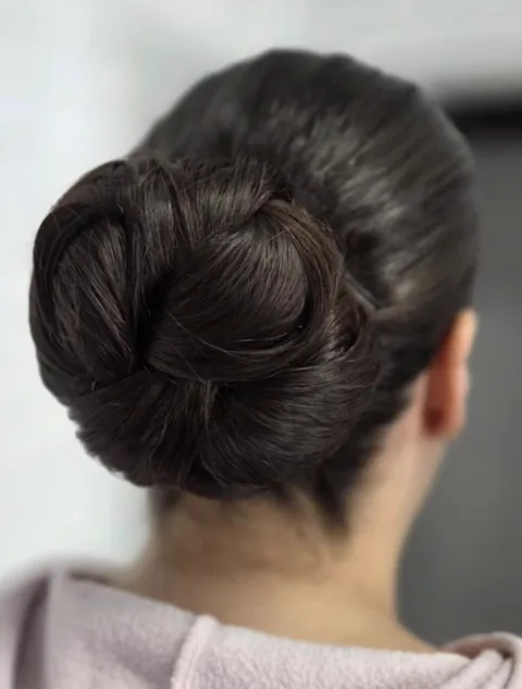 Elegante Hochsteckfrisur mit glatt eingedrehtem Chignon im Nacken