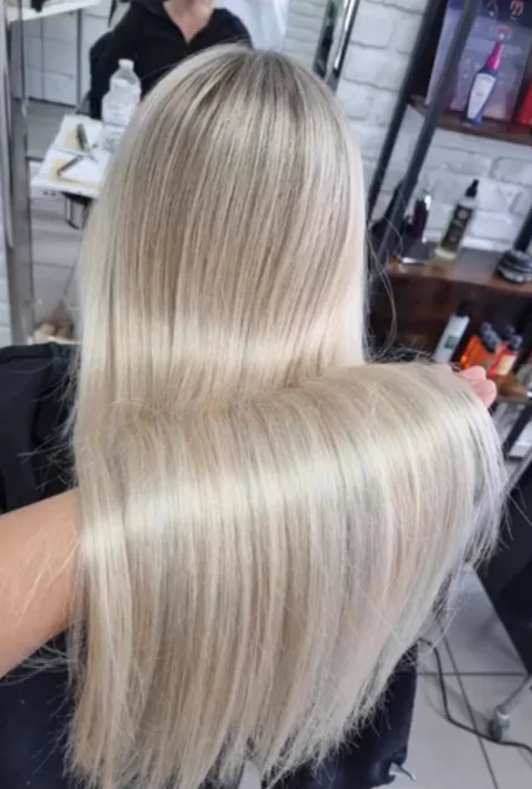 Lange Haare mit Balayage in Aschblond bis Silber, glatt gefönt