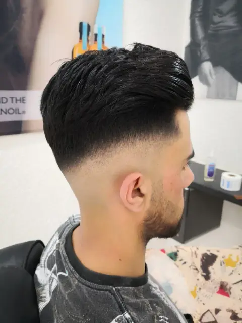 Herrenschnitt mit sauberem Fade an den Seiten, seitlich fotografiert