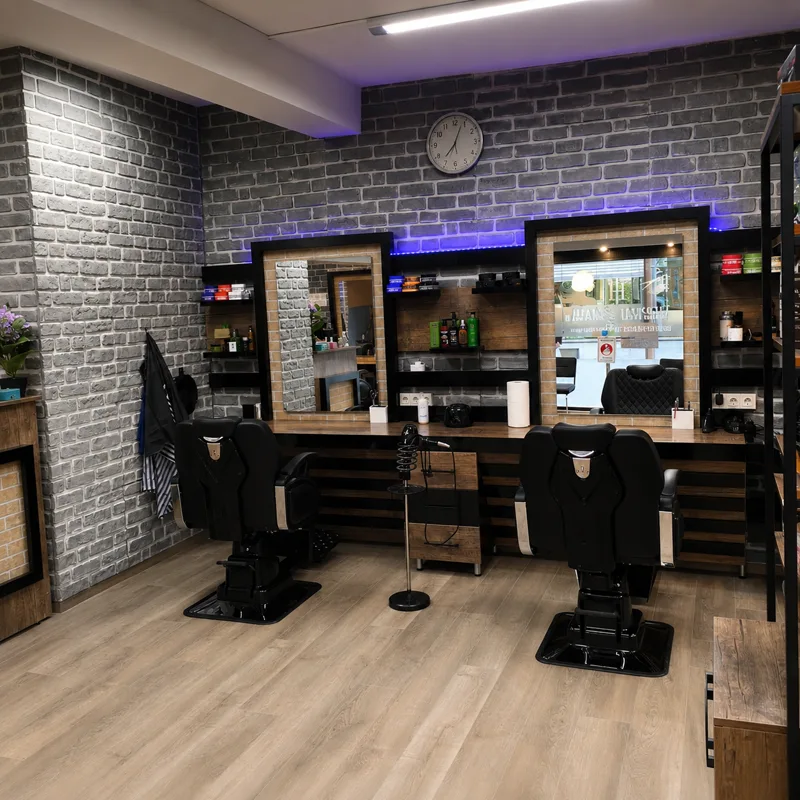 Holz-Empfangstresen mit Blick durch den Salon zum Schaufenster an der Rohrbacher Straße